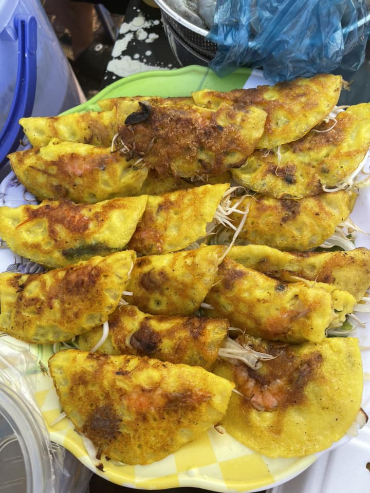 banh-xeo-phan-thiet-voi-lop-vo-vang-va-gion-rum