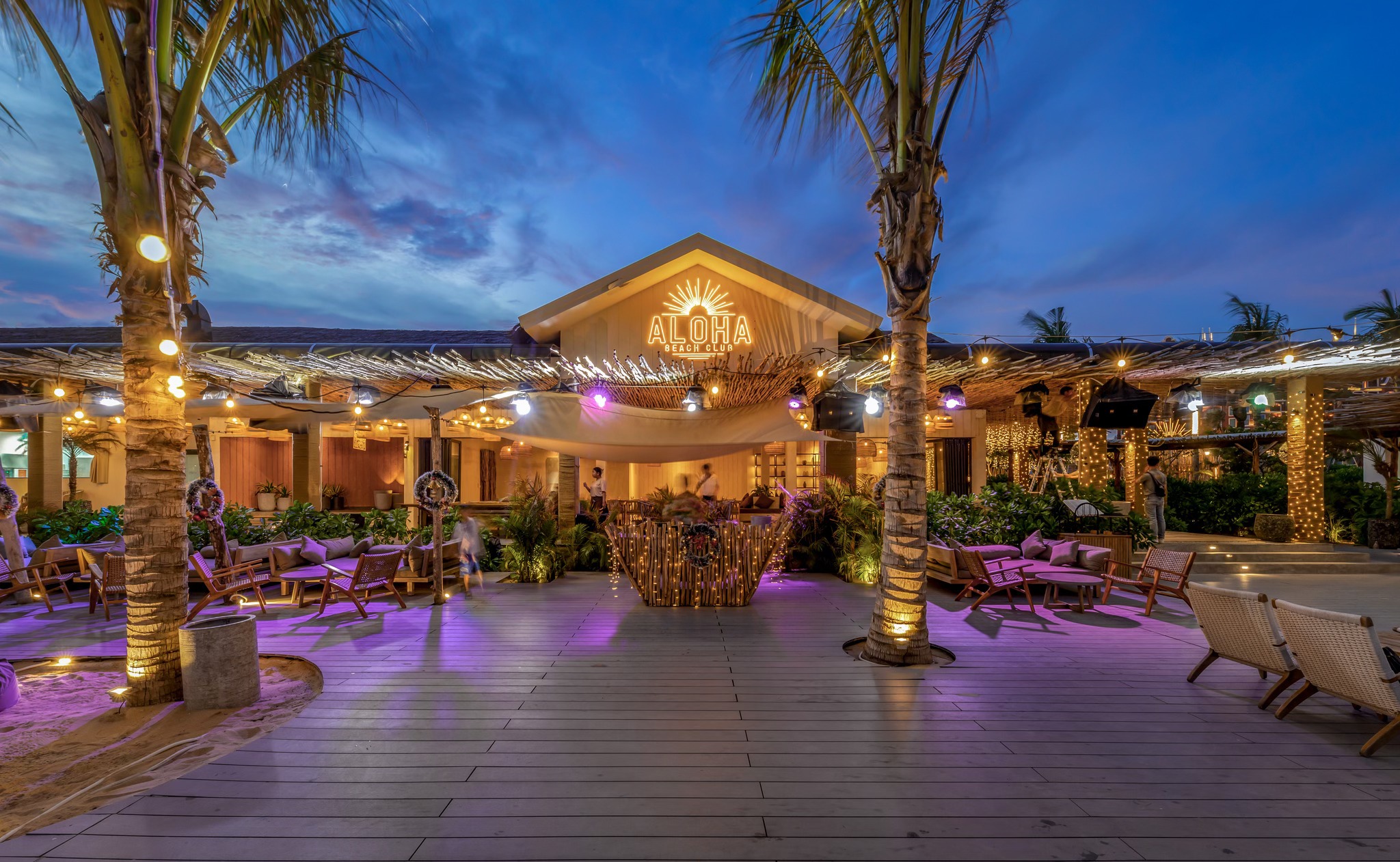 Aloha Beach Club khi lên đèn aloha-beach-club-khi-len-den