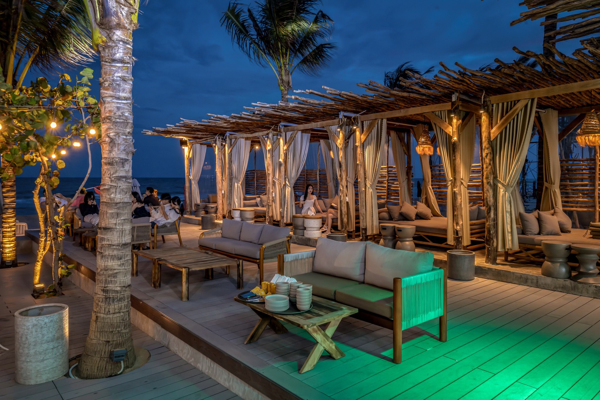 Aloha Beach Club là một trong những quán bar bên bờ biển thu hút nhiều giới trẻ nhất aloha-beach-club-la-mot-trong-nhung-quan-bar-ben-bo-bien-thu-hut-nhieu-gioi-tre-nhat