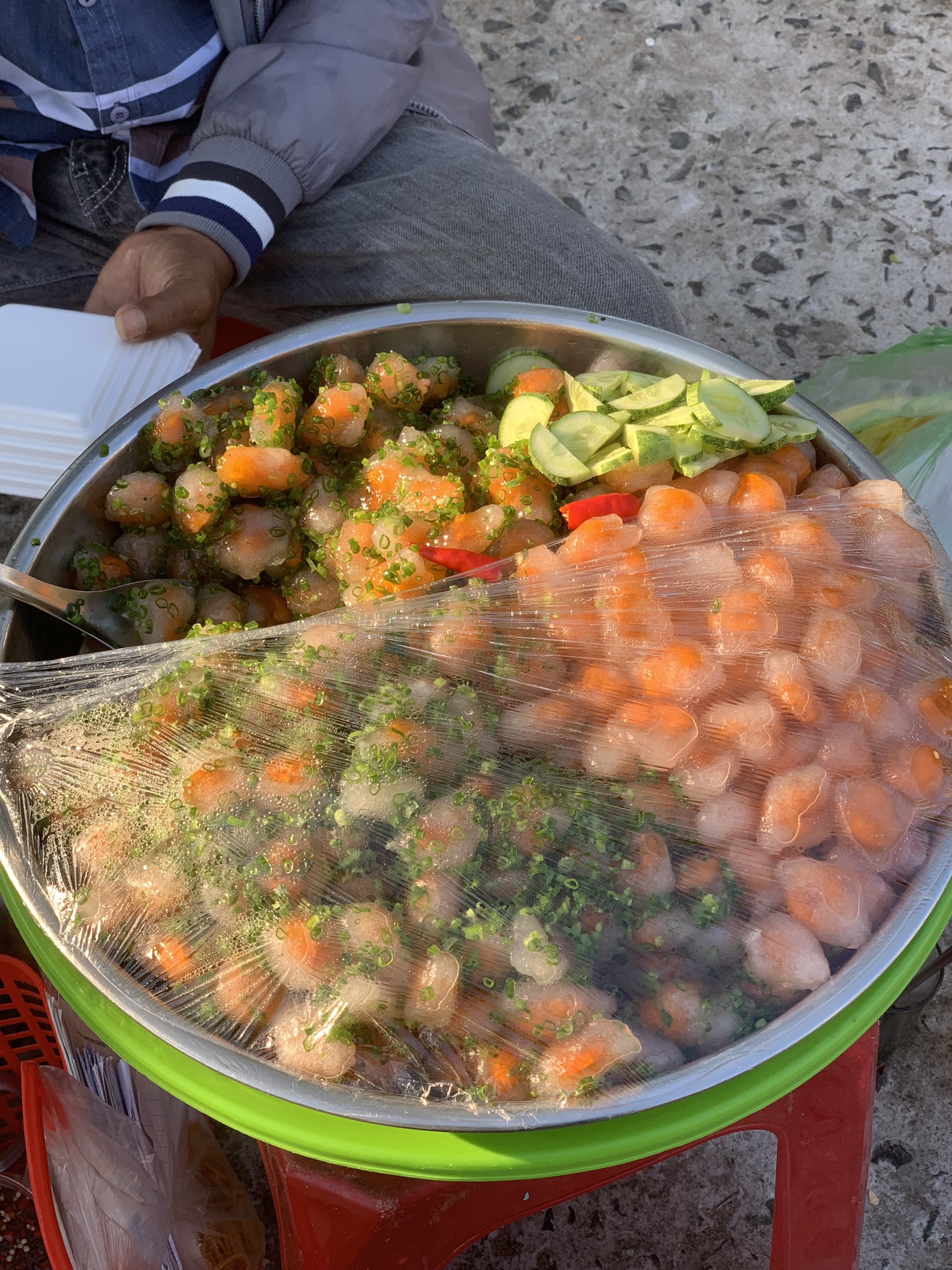 Thưởng thức bánh quai vạc là trải nghiệm Phan Thiết thú vị và khó cưỡng đối với các du khách