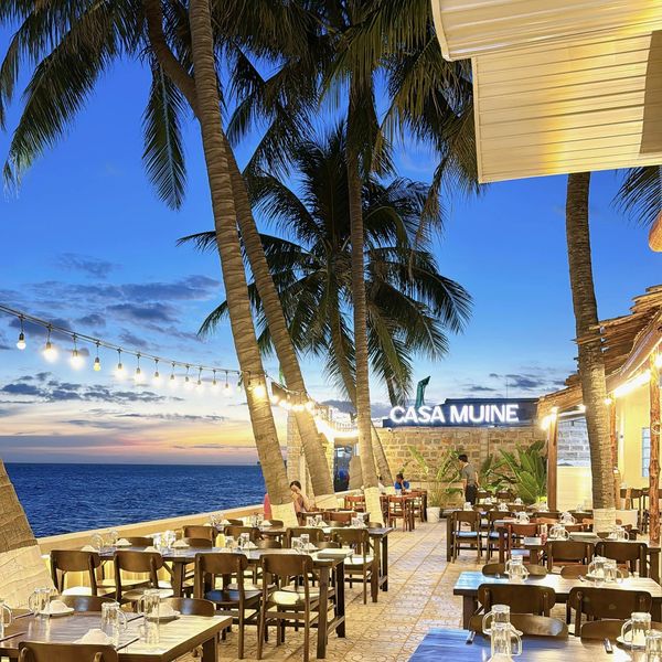 Thưởng thức hải sản tại nhà hàng ven biển là hoạt động nhất định phải thử khi đến Phan Thiết